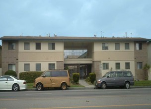 8750 Woodman Ave in Arleta, CA - Building Photo - Building Photo