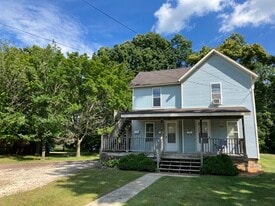 430 E Clinton St, Unit Apt.2 in Howell, MI - Building Photo