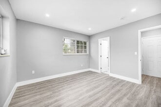 643 NE 149th St in Miami, FL - Foto de edificio - Building Photo