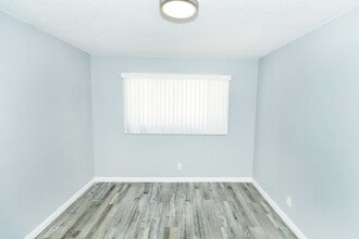 14010 Chadron Ave in Hawthorne, CA - Foto de edificio - Building Photo