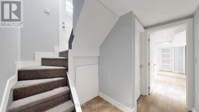 33 Davies Crescent in Toronto, ON - Building Photo - Building Photo