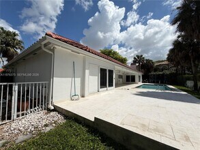 4934 NW 94th Doral Pl in Doral, FL - Foto de edificio - Building Photo