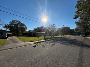 8068 Lourdes Dr S in Jacksonville, FL - Foto de edificio - Building Photo