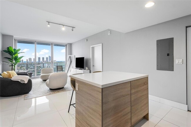 16385 Biscayne Blvd, Unit 1816 in Aventura, FL - Building Photo - Building Photo