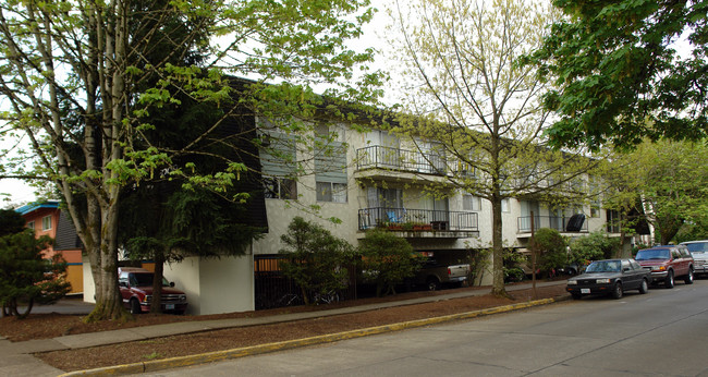 Kirkwood Apartment in Eugene, OR - Building Photo - Building Photo