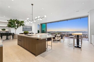 2108 E Oceanfront in Newport Beach, CA - Building Photo - Building Photo