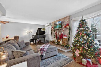 74 Homestead Village Dr in Warwick, NY - Building Photo - Building Photo