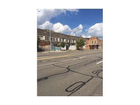 14115 E Jefferson Ave in Detroit, MI - Building Photo