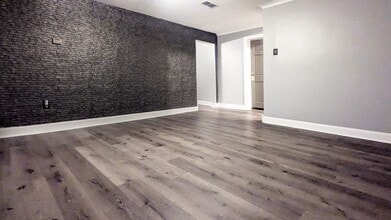 145 W Benson St, Unit 1 in Cincinnati, OH - Building Photo - Building Photo