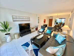 9 Seacrest Pkwy in Hollywood, FL - Building Photo - Building Photo