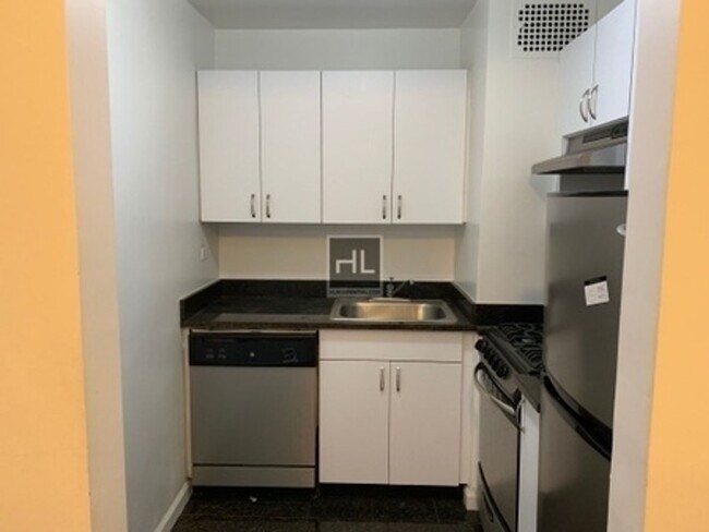 5 AVENUE, Unit 12B in New York, NY - Building Photo - Building Photo