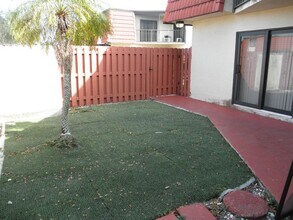 3893 Victoria Dr in West Palm Beach, FL - Building Photo - Building Photo