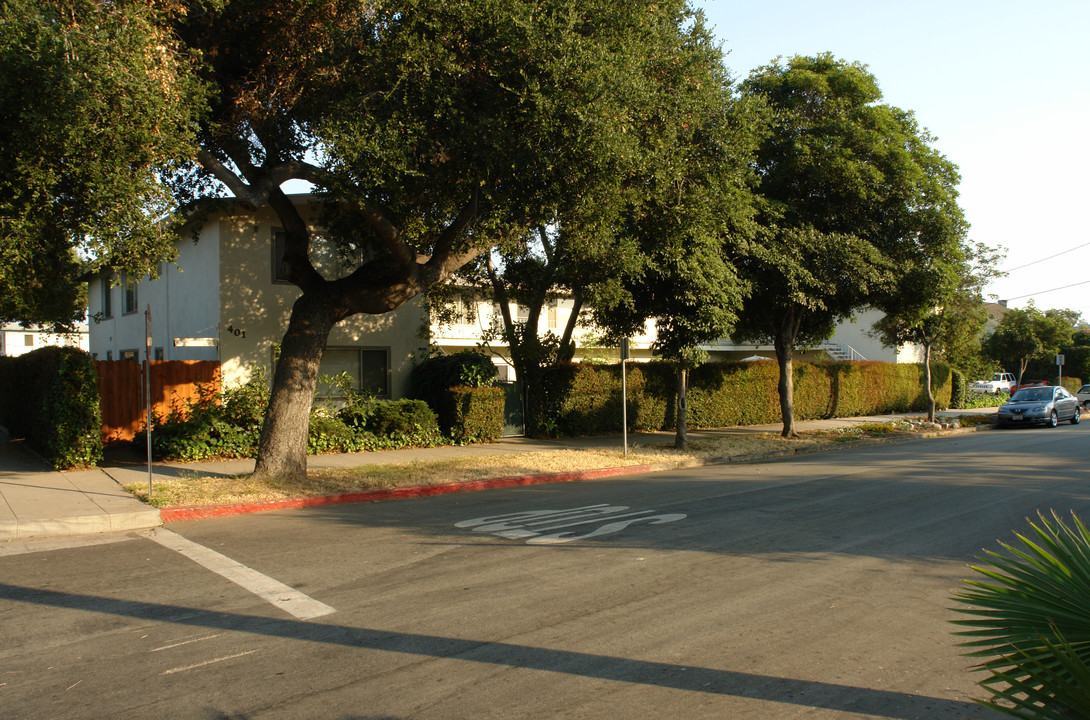 401 W Los Olivos St in Santa Barbara, CA - Foto de edificio