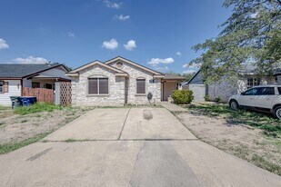 1416 Rd Runner Loop in Laredo, TX - Building Photo
