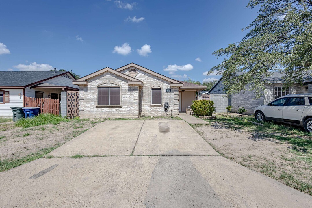 1416 Rd Runner Loop in Laredo, TX - Building Photo
