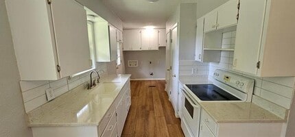 220 W Val Verde Cir in Keene, TX - Building Photo - Building Photo