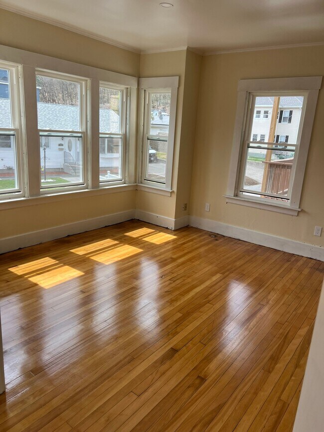 205 Rollstone St, Unit 2R in Fitchburg, MA - Building Photo - Building Photo
