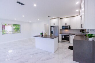 320 NE 172nd St in North Miami Beach, FL - Building Photo - Building Photo