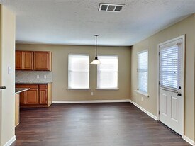 913 Almond St in Baytown, TX - Building Photo