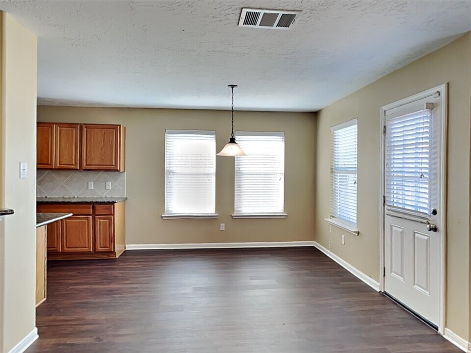 913 Almond St in Baytown, TX - Building Photo