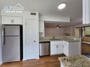 5721 Dockside Dr in Charlotte, NC - Building Photo - Building Photo