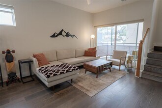 2827 Manor Rd in Austin, TX - Building Photo - Building Photo