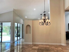 1099 Waterbrook Ln in Weston, FL - Foto de edificio - Building Photo