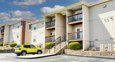 South Valley Apartments in Springfield, MO - Building Photo - Building Photo