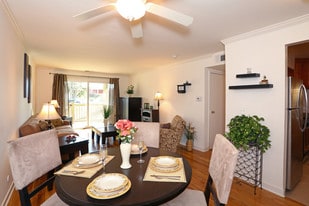 Promenade Apartments in Bolingbrook, IL - Building Photo