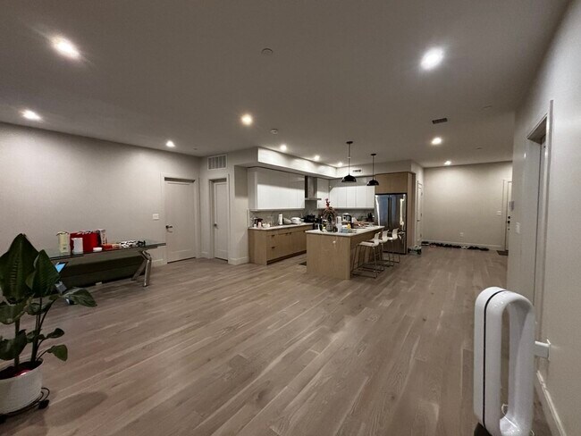 85 Myrtle St, Unit 202 in Quincy, MA - Building Photo - Building Photo