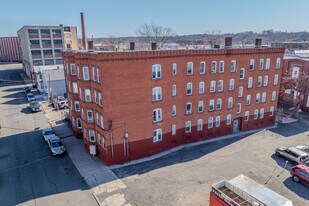 82½ Clemente St in Holyoke, MA - Building Photo