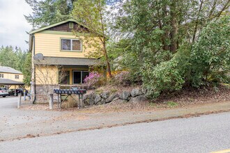 One Maple Place in Silverdale, WA - Foto de edificio - Building Photo