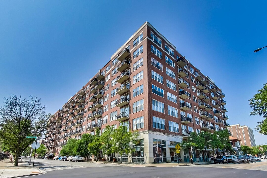 6 S Laflin St, Unit 822 in Chicago, IL - Building Photo