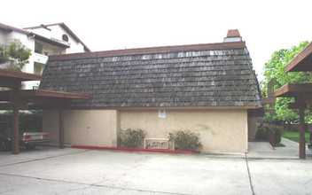 5637 Lake Park Way in La Mesa, CA - Foto de edificio - Building Photo