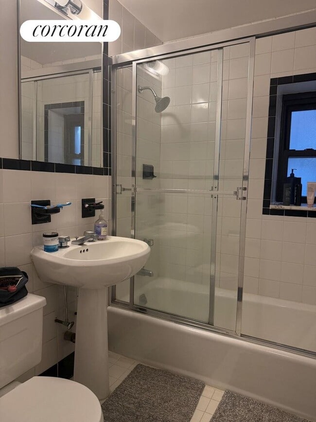 339 E 57th St in New York, NY - Building Photo - Building Photo