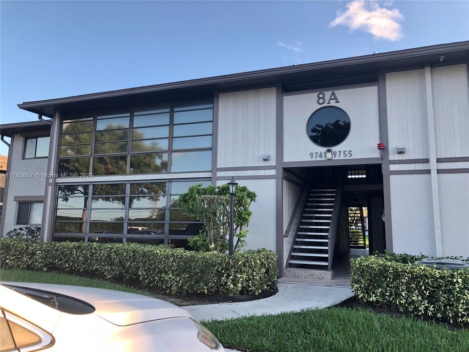 9753 W McNab Rd in Tamarac, FL - Foto de edificio