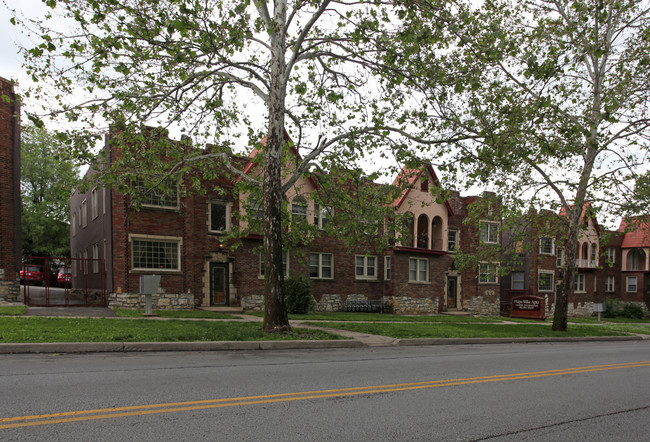 Roanoke Apartments in Kansas City, MO - Building Photo - Building Photo