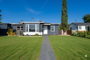 14947 Chatsworth St in Mission Hills, CA - Building Photo