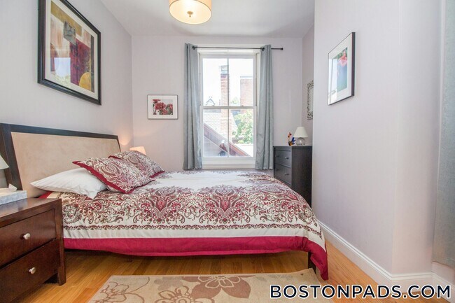 7 Harvard Square in Brookline, MA - Building Photo - Building Photo