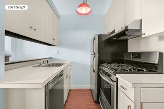 362 W 46th St in New York, NY - Building Photo - Building Photo