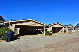 Cedar Springs Town Homes in Oklahoma City, OK - Building Photo - Building Photo