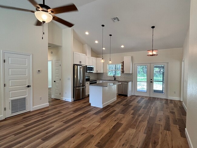 658 SW Charlie Ave in Micanopy, FL - Building Photo - Building Photo