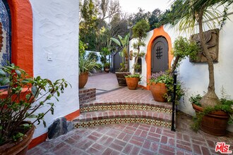 2942 Passmore Dr in Los Angeles, CA - Building Photo - Building Photo