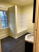 889 N Main St, Unit #3 in Akron, OH - Building Photo - Building Photo