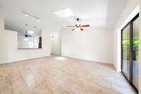 5018 82nd Way E in Sarasota, FL - Foto de edificio - Building Photo