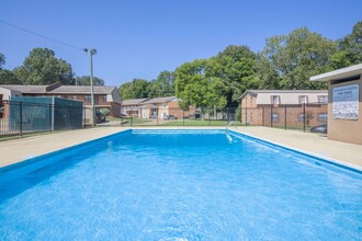 Cedar Cove Apartments in Starkville, MS - Building Photo - Building Photo