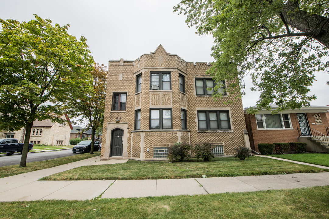 124 W 81st St in Chicago, IL - Building Photo