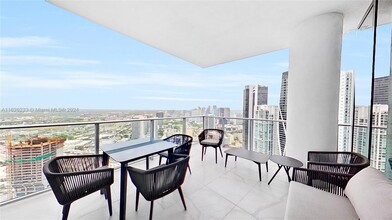 851 NE 1st Ave, Unit 4501 in Miami, FL - Building Photo - Building Photo