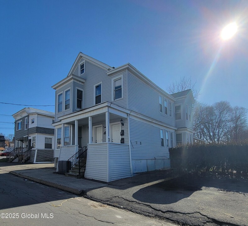 9 Bayard St in Amsterdam, NY - Building Photo