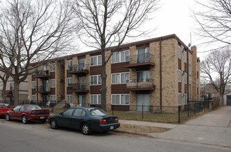 2740 Pleasant Ave S in Minneapolis, MN - Building Photo - Building Photo